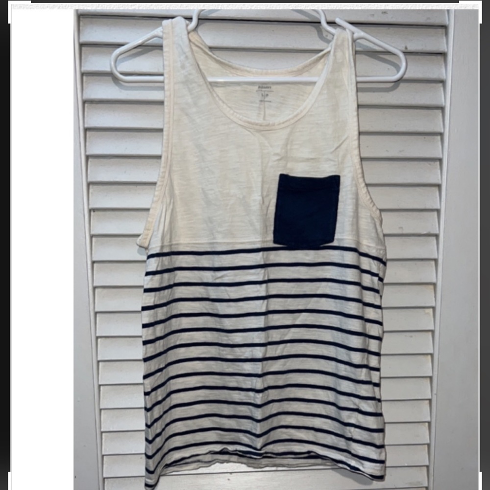 Old Navy Men’s Tank Top Size S
Off white & Navy with pocket
Like new condition